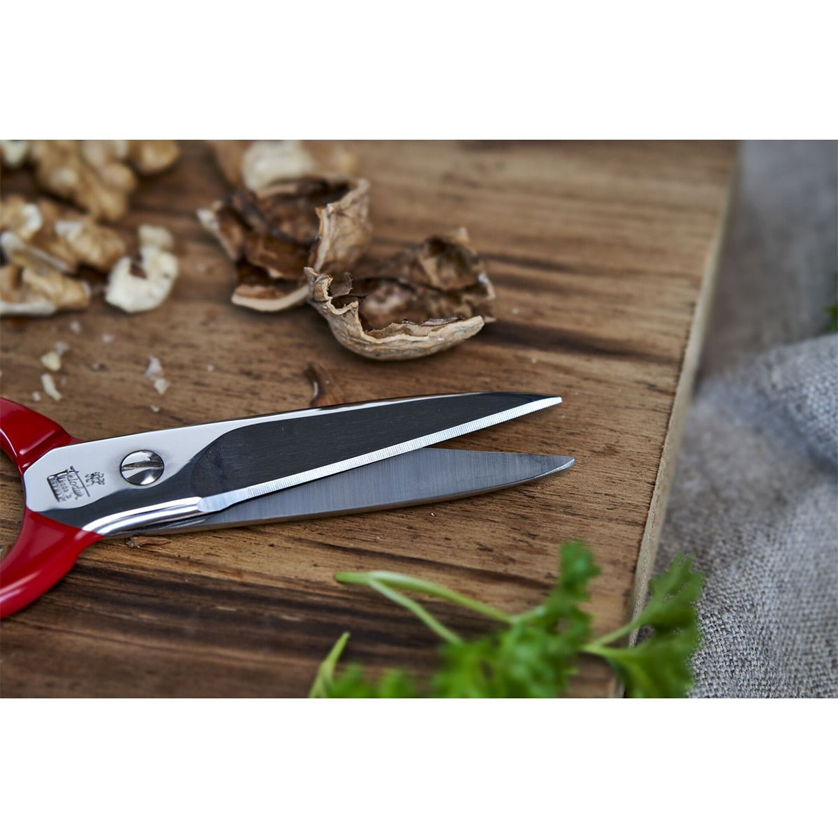 20cm Universalsaks, FRIODUR®stål, rød - ZWILLING SAKS - SAKS - Me & Max AS