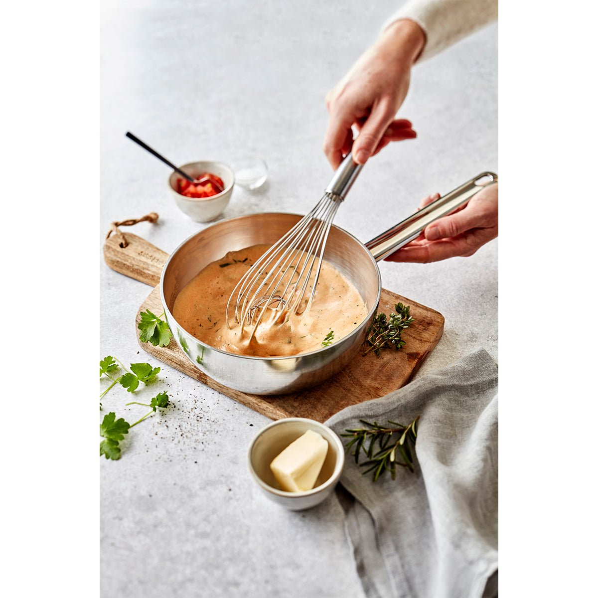 28cm Gryte (Konisk) med lokk 4,8l, 18/10 rustfrit stål - DEMEYERE APOLLO 7 - GRYTE - Me & Max AS