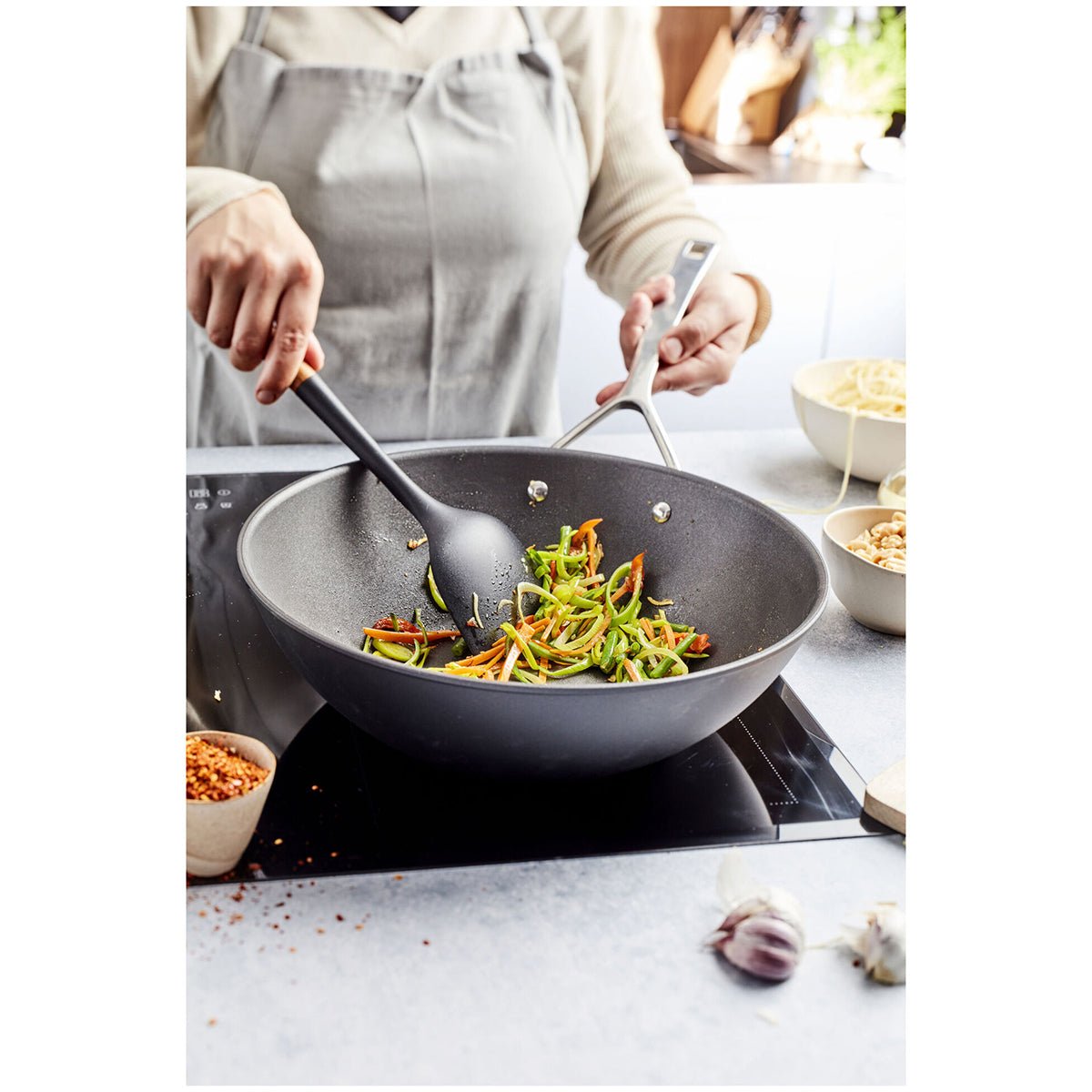 30 cm Wok, flat bunn, Ceraforce Aluminimum, Svart - DEMEYERE ALU PRO 5 - STEKEPANNE - Me & Max AS