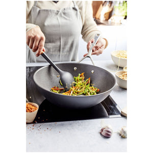 30 cm Wok, flat bunn, Ceraforce Aluminimum, Svart - DEMEYERE ALU PRO 5 - STEKEPANNE - Me & Max AS