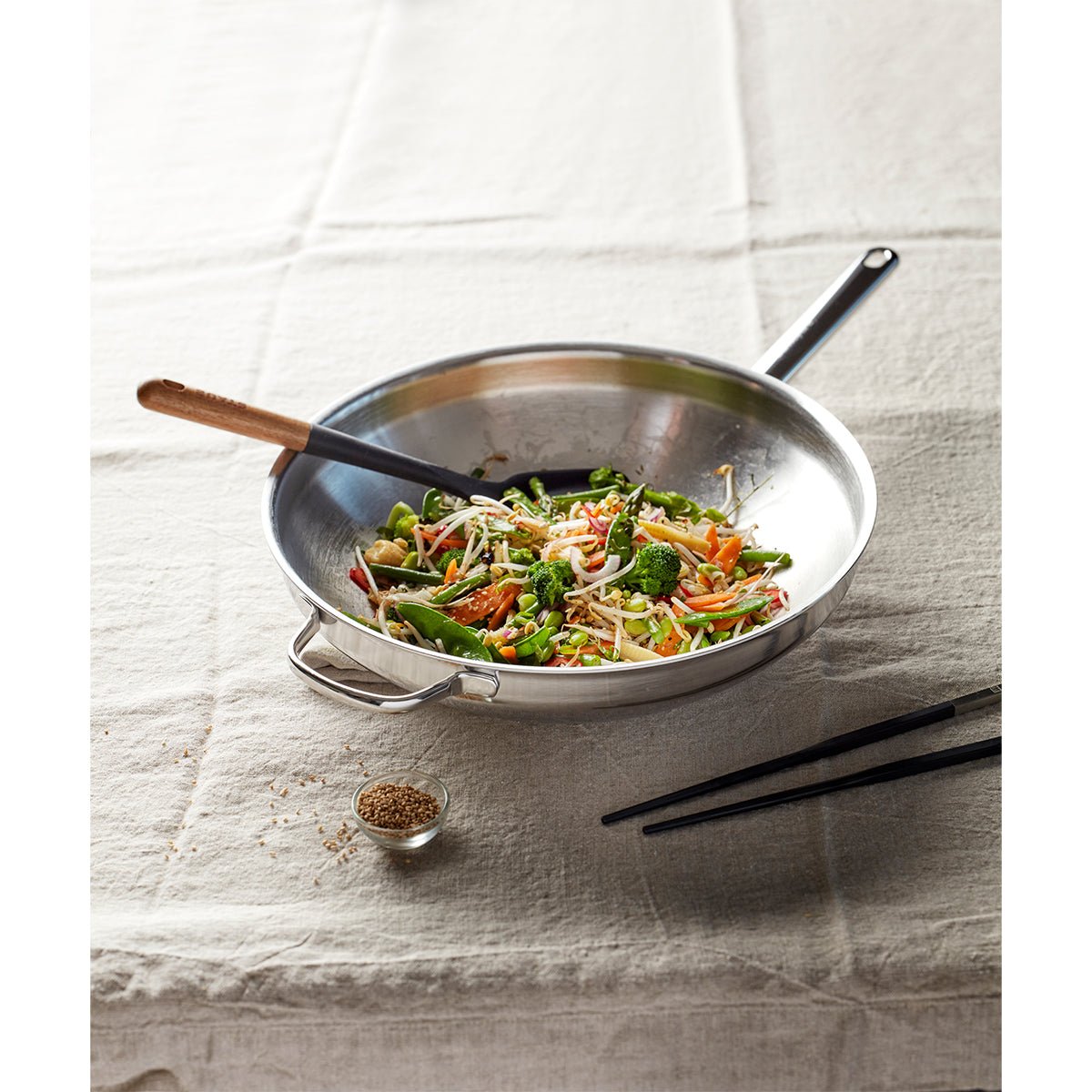 36cm Wok med flat bunn, ekstra håndtak, 6,0l, 18/10 rustfrit stål - DEMEYERE APOLLO 7 - WOK - Me & Max AS
