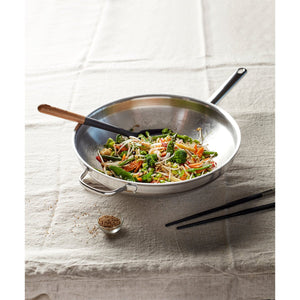 36cm Wok med flat bunn, ekstra håndtak, 6,0l, 18/10 rustfrit stål - DEMEYERE APOLLO 7 - WOK - Me & Max AS