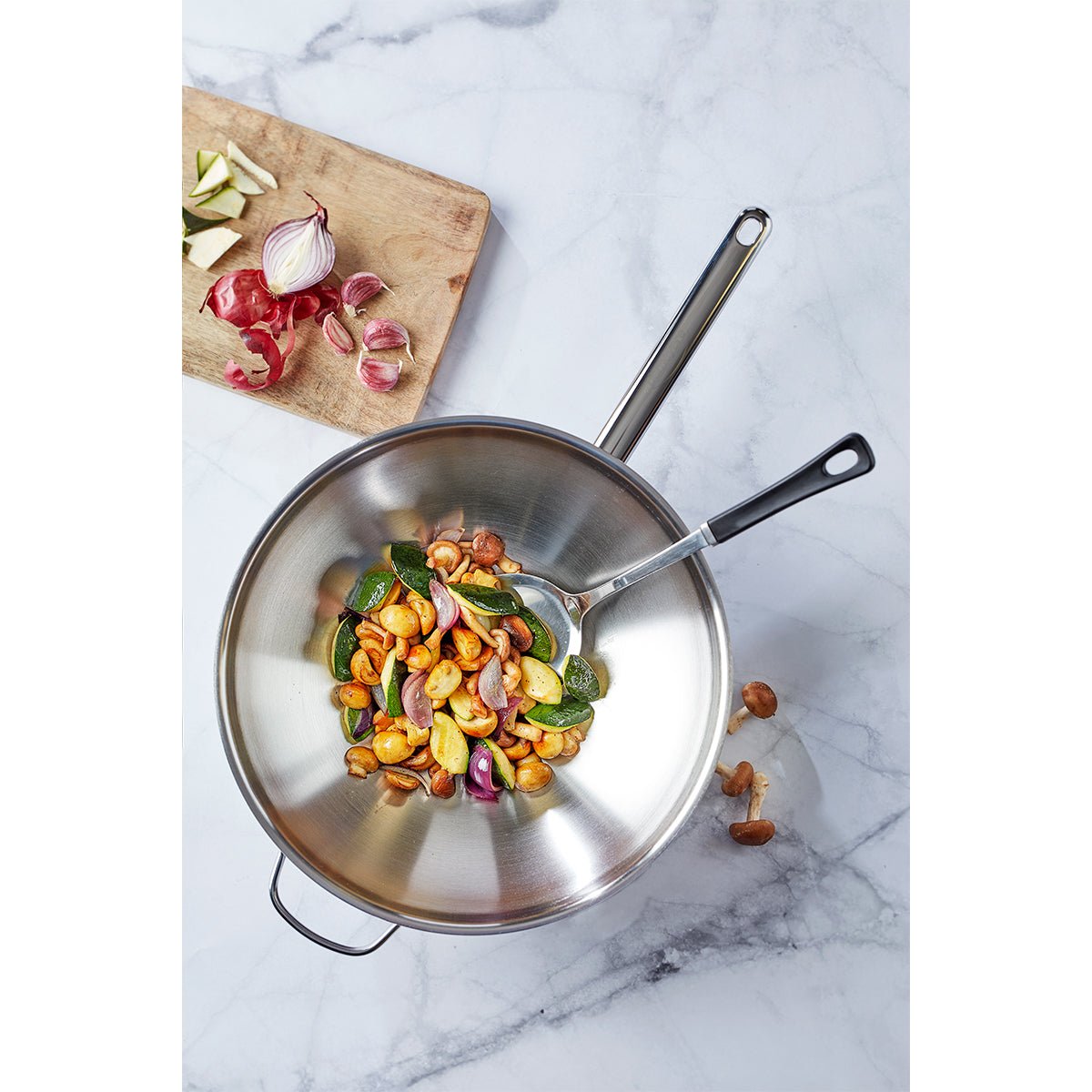 36cm Wok med flat bunn, ekstra håndtak, 6,0l, 18/10 rustfrit stål - DEMEYERE APOLLO 7 - WOK - Me & Max AS