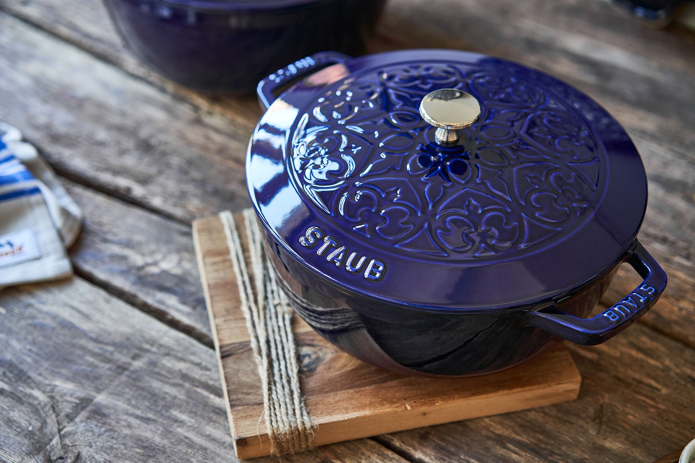Vakker STAUB Cocotte Christera med mønster i fasrgen blå - Me & Max AS