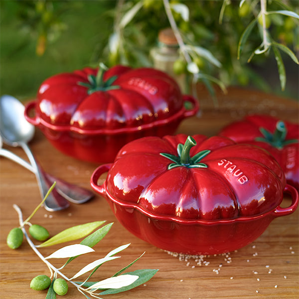 Rød tomat Cocotte fra STAUB i et bord - Me & Ma AS