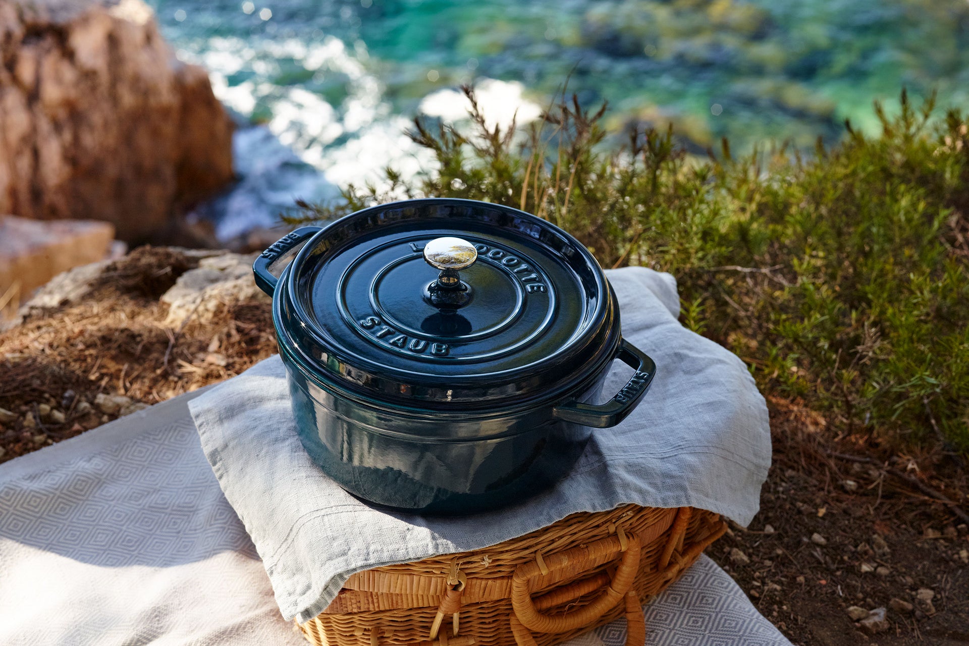 STAUB Cocotte ute på en klippe under en picnic - Me & Max AS