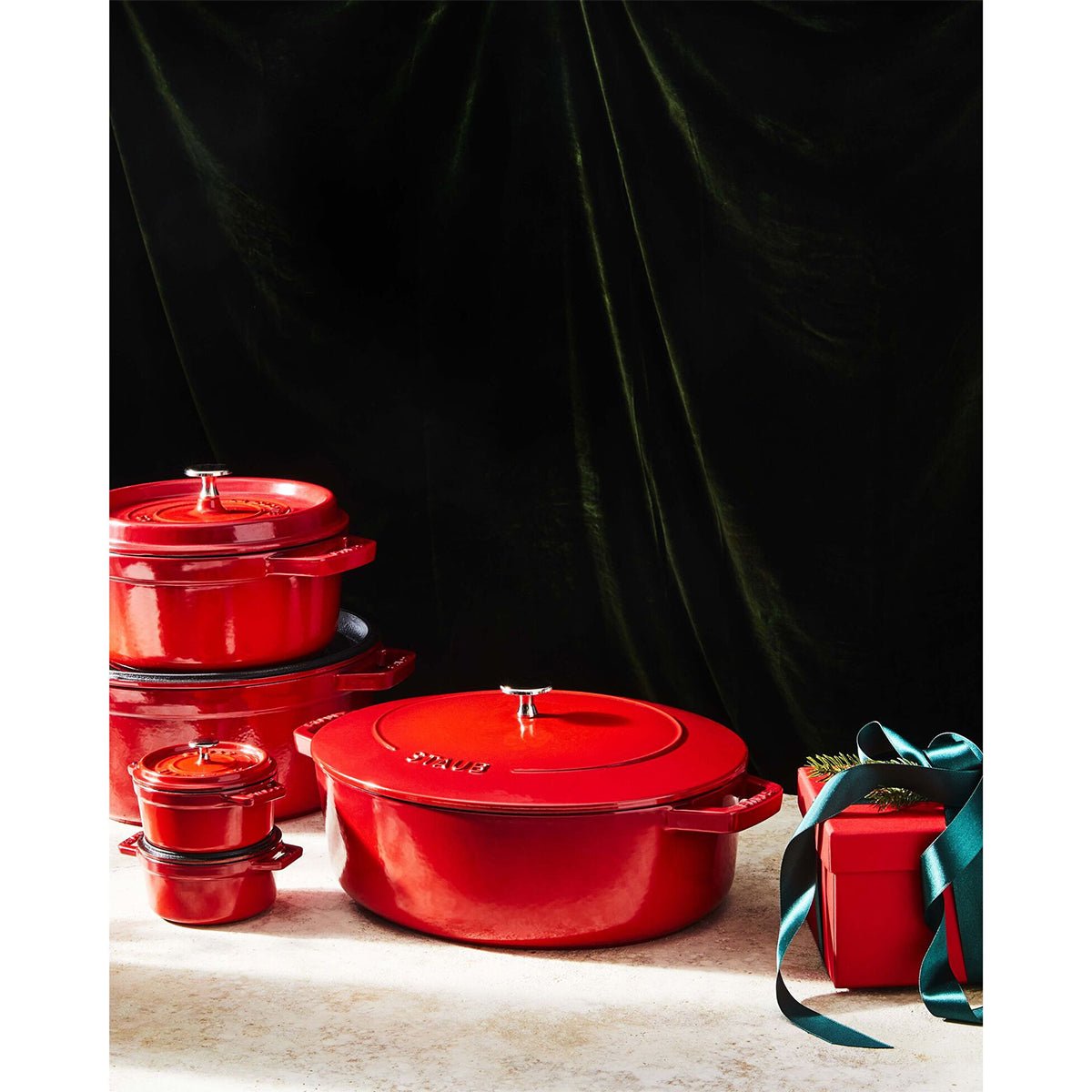 Cocotte Gryte 24cm / 3,7l, Rund, Kirsebærrød, Støpejern - STAUB 🇫🇷 - GRYTE - Me & Max AS
