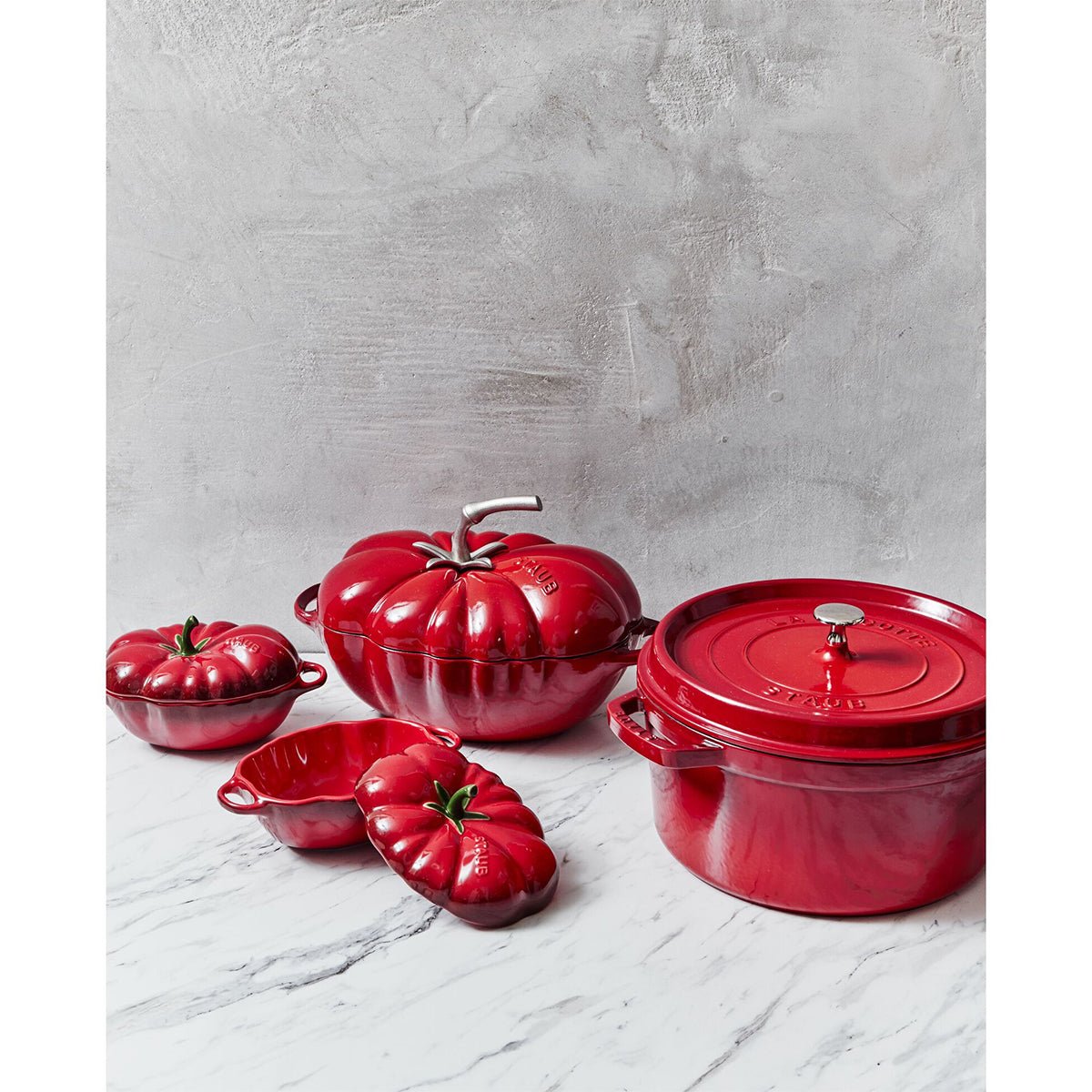 Cocotte Gryte 24cm / 3,7l, Rund, Kirsebærrød, Støpejern - STAUB 🇫🇷 - GRYTE - Me & Max AS