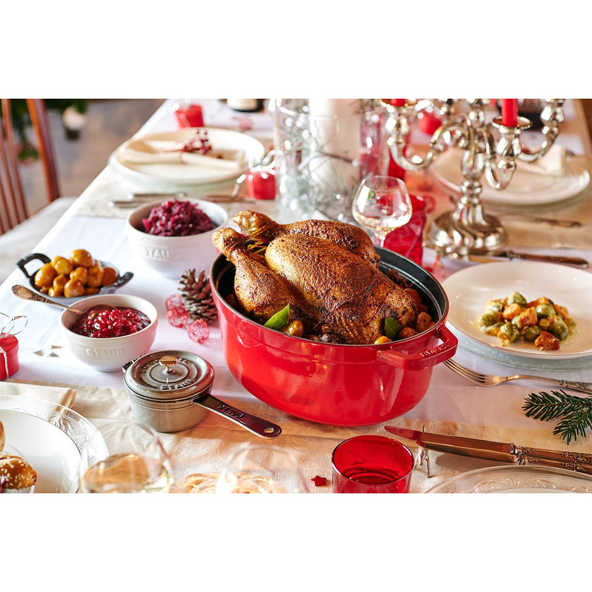 Cocotte Gryte 27 cm / 3,2 l, Oval, Rød, Støpejern - STAUB 🇫🇷 - GRYTE - Me & Max AS