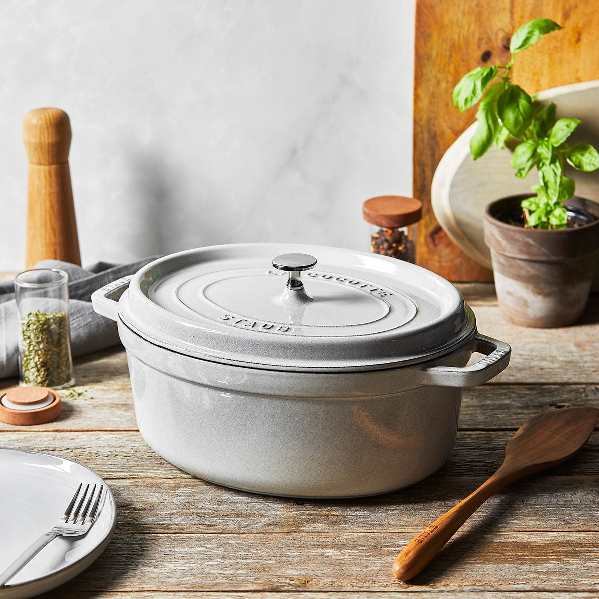Cocotte Gryte 27 cm / 3,2l, Oval, White Truffle, Støpejern - STAUB 🇫🇷 - GRYTE - Me & Max AS