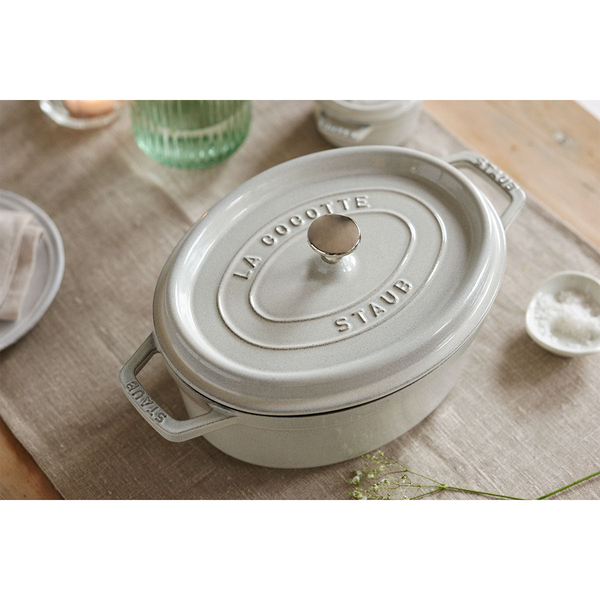 Cocotte Gryte 27 cm / 3,2l, Oval, White Truffle, Støpejern - STAUB 🇫🇷 - GRYTE - Me & Max AS