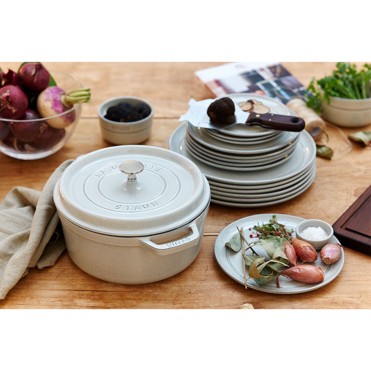 Cocotte Gryte 28 cm / 6,75 l, Rund, White Truffle, Støpejern - STAUB 🇫🇷 - GRYTE - Me & Max AS