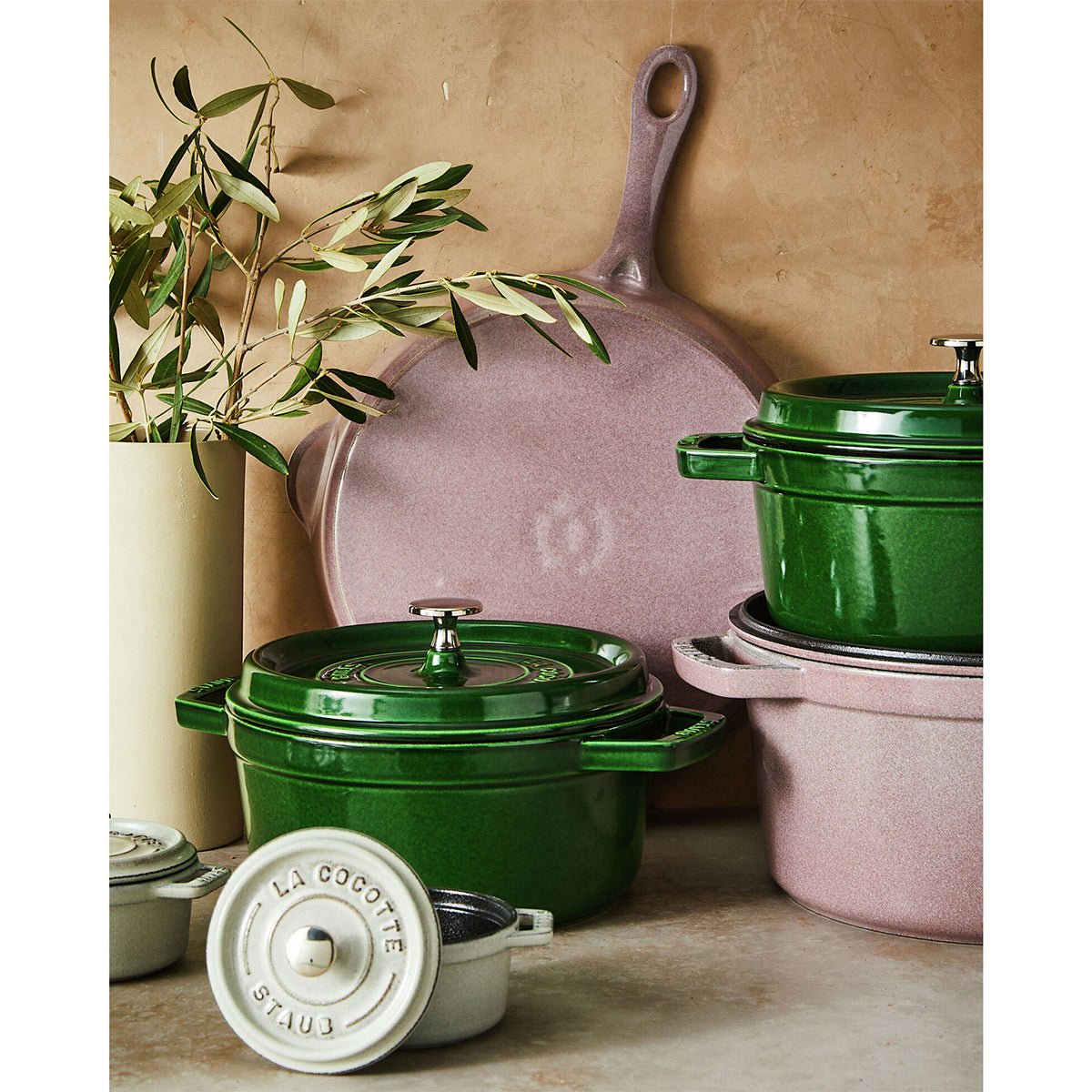 Cocotte Gryte 28cm / 6,7l, Rund, Basilikumgrønn, Støpejern - STAUB 🇫🇷 - GRYTE - Me & Max AS