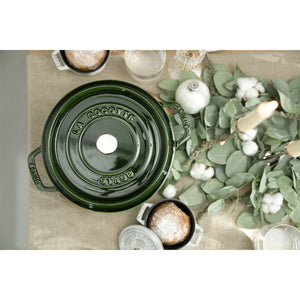 Cocotte Gryte 28cm / 6,7l, Rund, Basilikumgrønn, Støpejern - STAUB 🇫🇷 - GRYTE - Me & Max AS