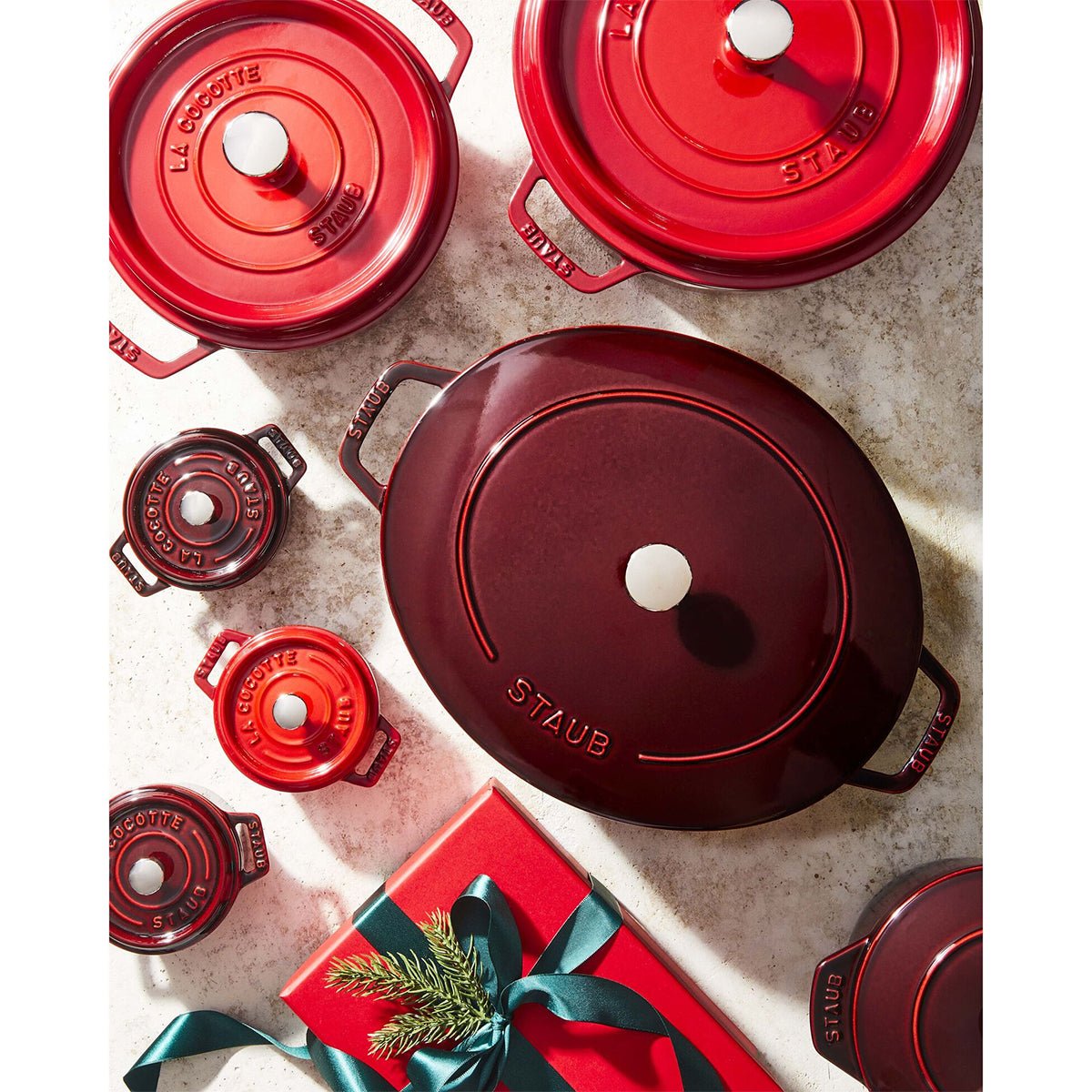 Cocotte Gryte 28cm / 6,7l, Rund, Grenadine, Støpejern - STAUB 🇫🇷 - GRYTE - Me & Max AS