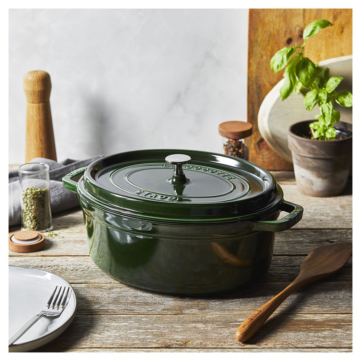 Cocotte Gryte 33cm / 6,7l, Oval, Basilikumgrønn, Støpejern - STAUB 🇫🇷 - GRYTE - Me & Max AS