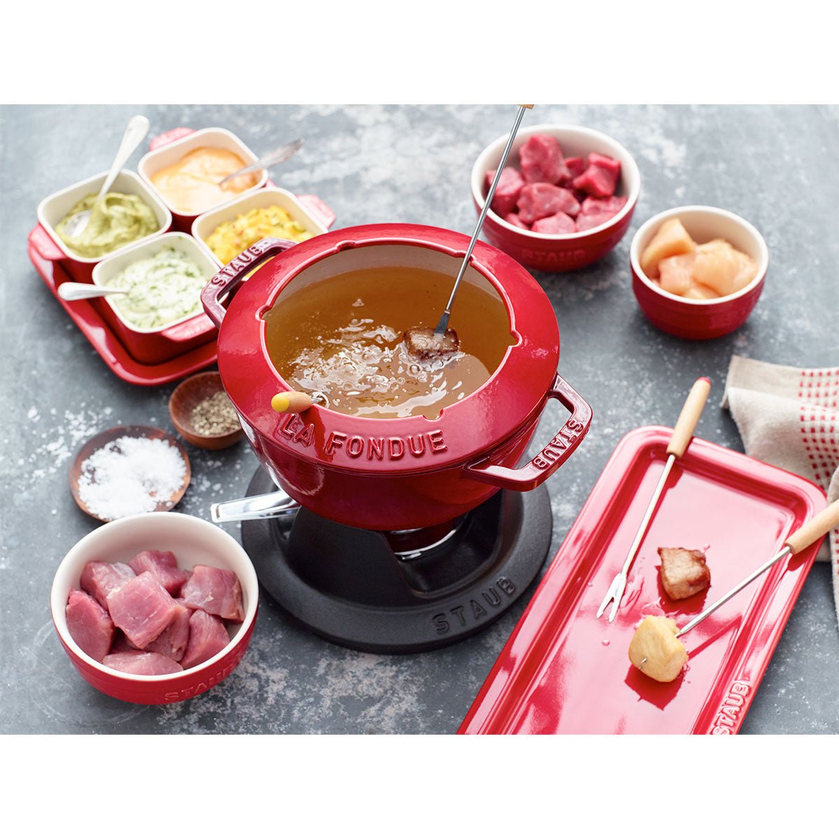 Fondue - sett 16 cm, kirsebærrød - STAUB 🇫🇷 - FONDUE - Me & Max AS