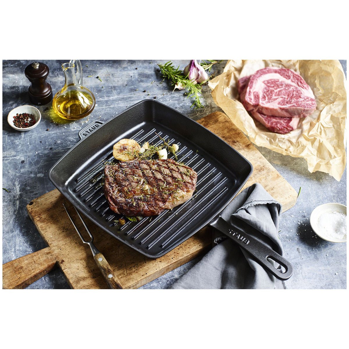 Grillpanne 23 x 23cm, svart, støpejern - STAUB 🇫🇷 - GRILLPANNE - Me & Max AS