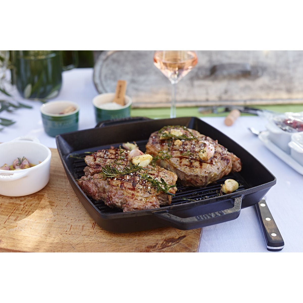 Grillpanne 28 x 28cm, svart, støpejern - STAUB 🇫🇷 - STEKEPANNE - Me & Max AS