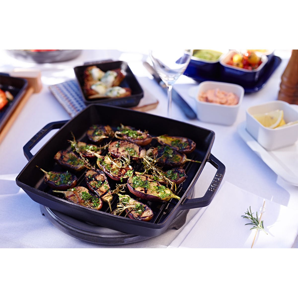 Grillpanne 28 x 28cm, svart, støpejern - STAUB 🇫🇷 - STEKEPANNE - Me & Max AS
