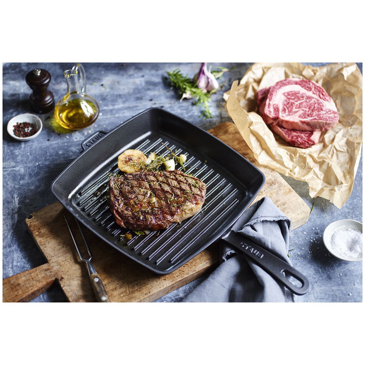 Grillpanne 30 x 30cm, svart, støpejern - STAUB 🇫🇷 - GRILLPANNE - Me & Max AS