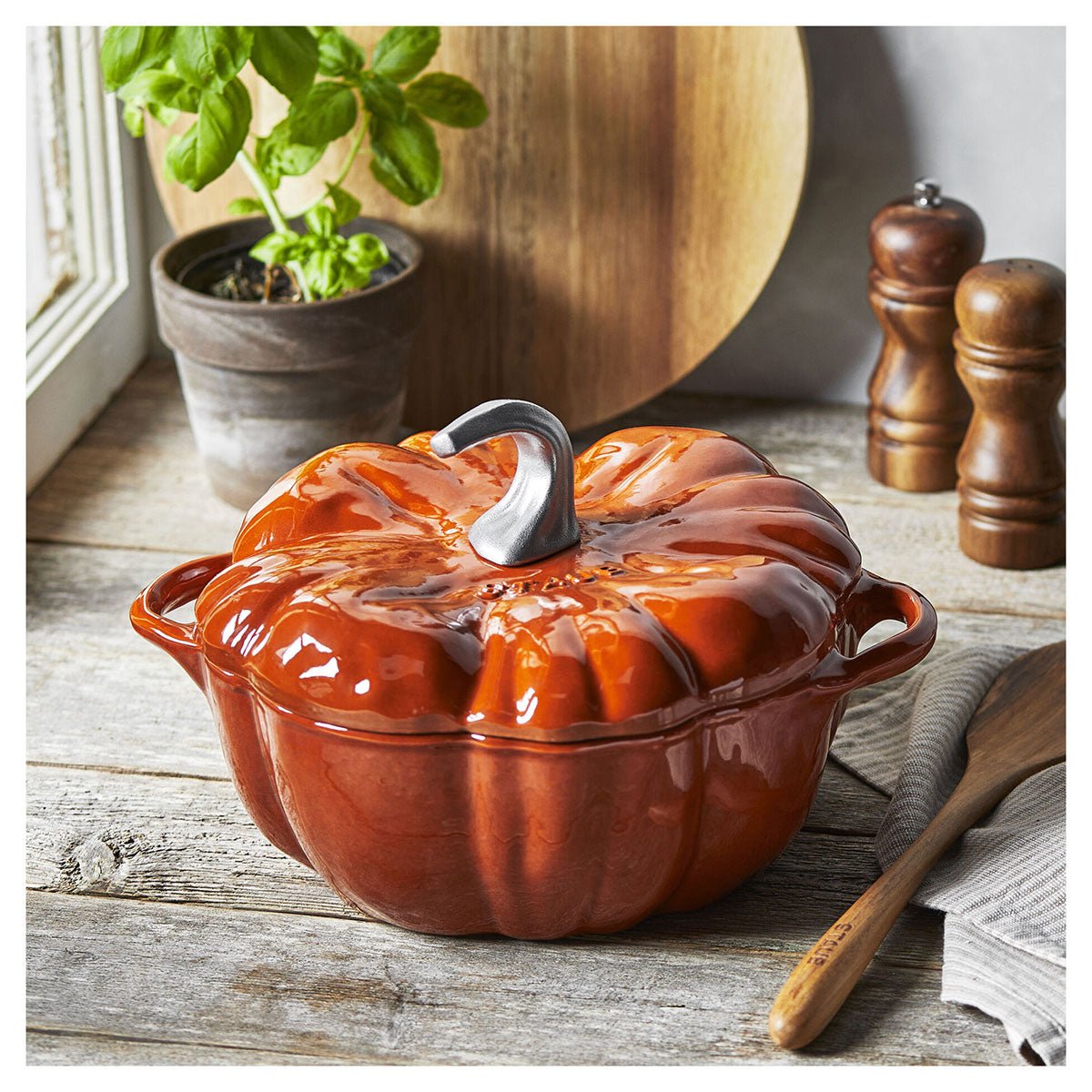 Gryte 24 cm / 3,3 l, Pumpkin, Cinnamon, Støpejern - STAUB 🇫🇷 - GRYTE - Me & Max AS
