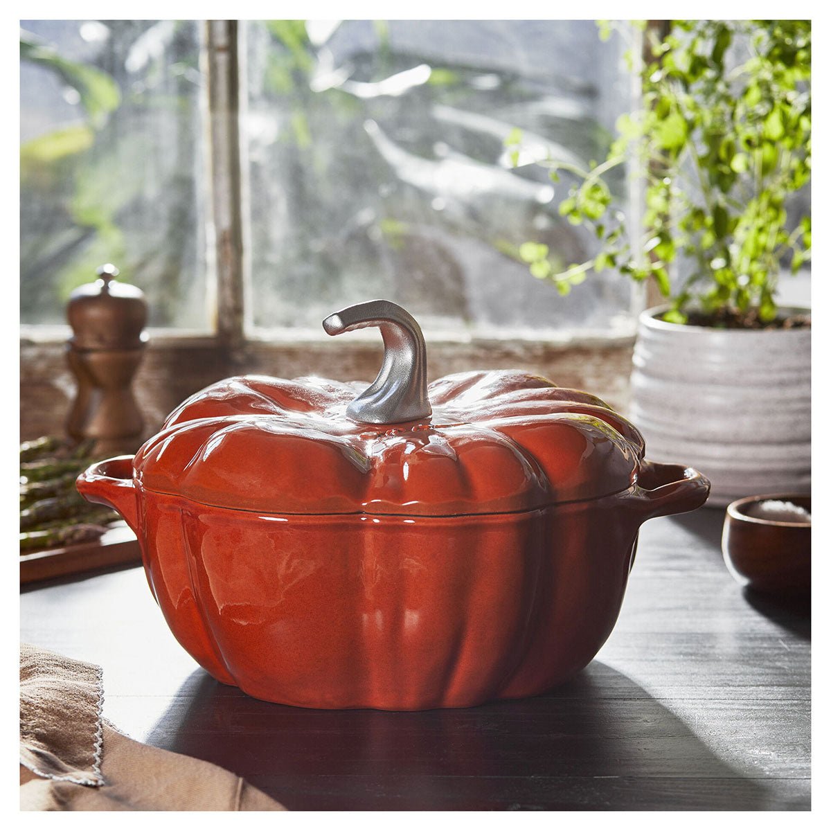 Gryte 24 cm / 3,3 l, Pumpkin, Cinnamon, Støpejern - STAUB 🇫🇷 - GRYTE - Me & Max AS
