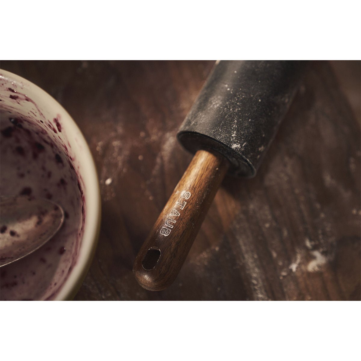 Kjevle i silikon (45cm), sort - STAUB KJØKKEN - KJØKKENYTSTYR - Me & Max AS