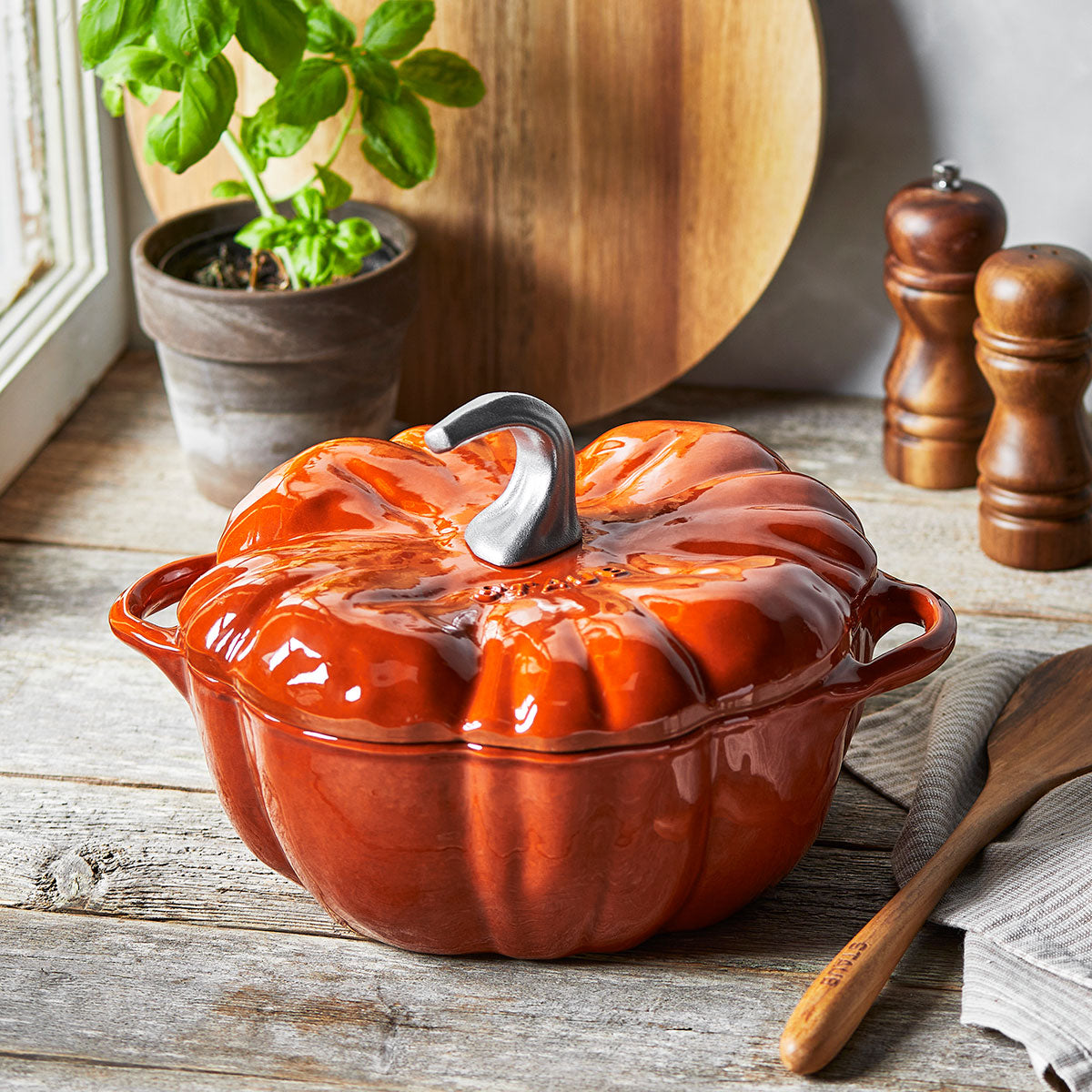 STAUB Cocotte Tomat 25cm 🇫🇷 - Me & Max AS