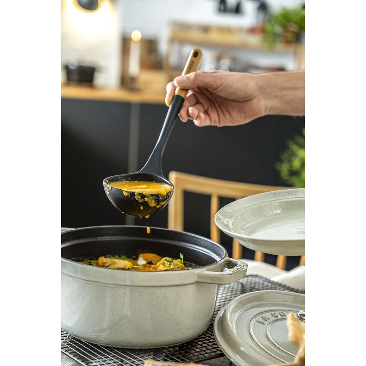 Øse i silikon (31cm), sort - STAUB KJØKKEN - KJØKKENYTSTYR - Me & Max AS