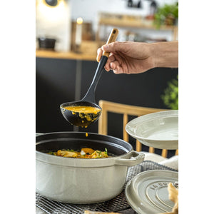 Øse i silikon (31cm), sort - STAUB KJØKKEN - KJØKKENYTSTYR - Me & Max AS