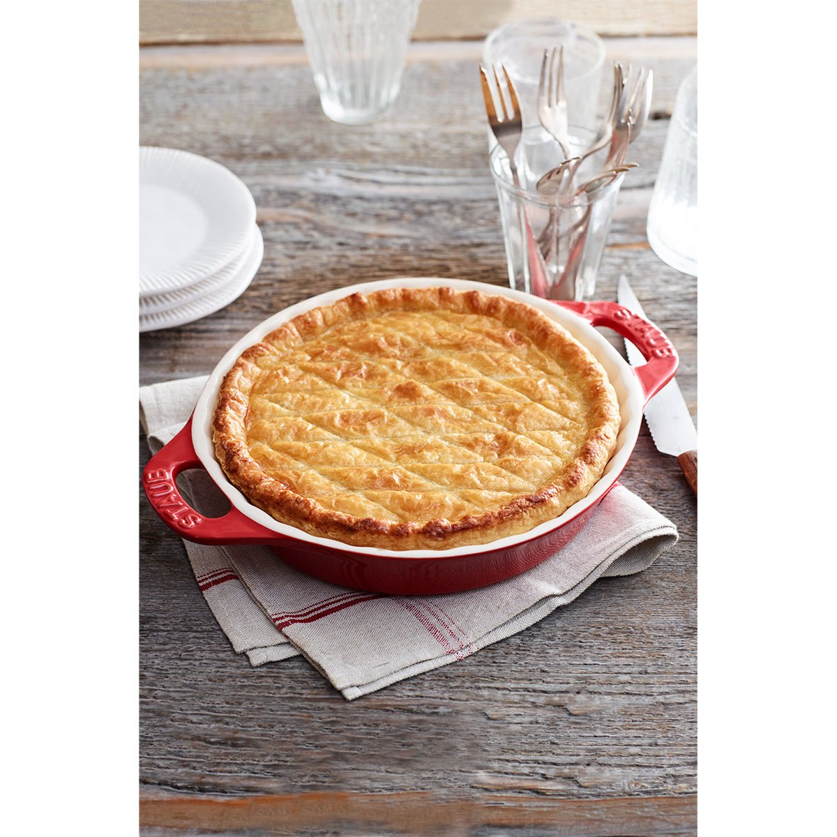 Pie form. 28cm, rød, keramikk - STAUB OVNSFORM 🇫🇷 - KERAMIKK - Me & Max AS