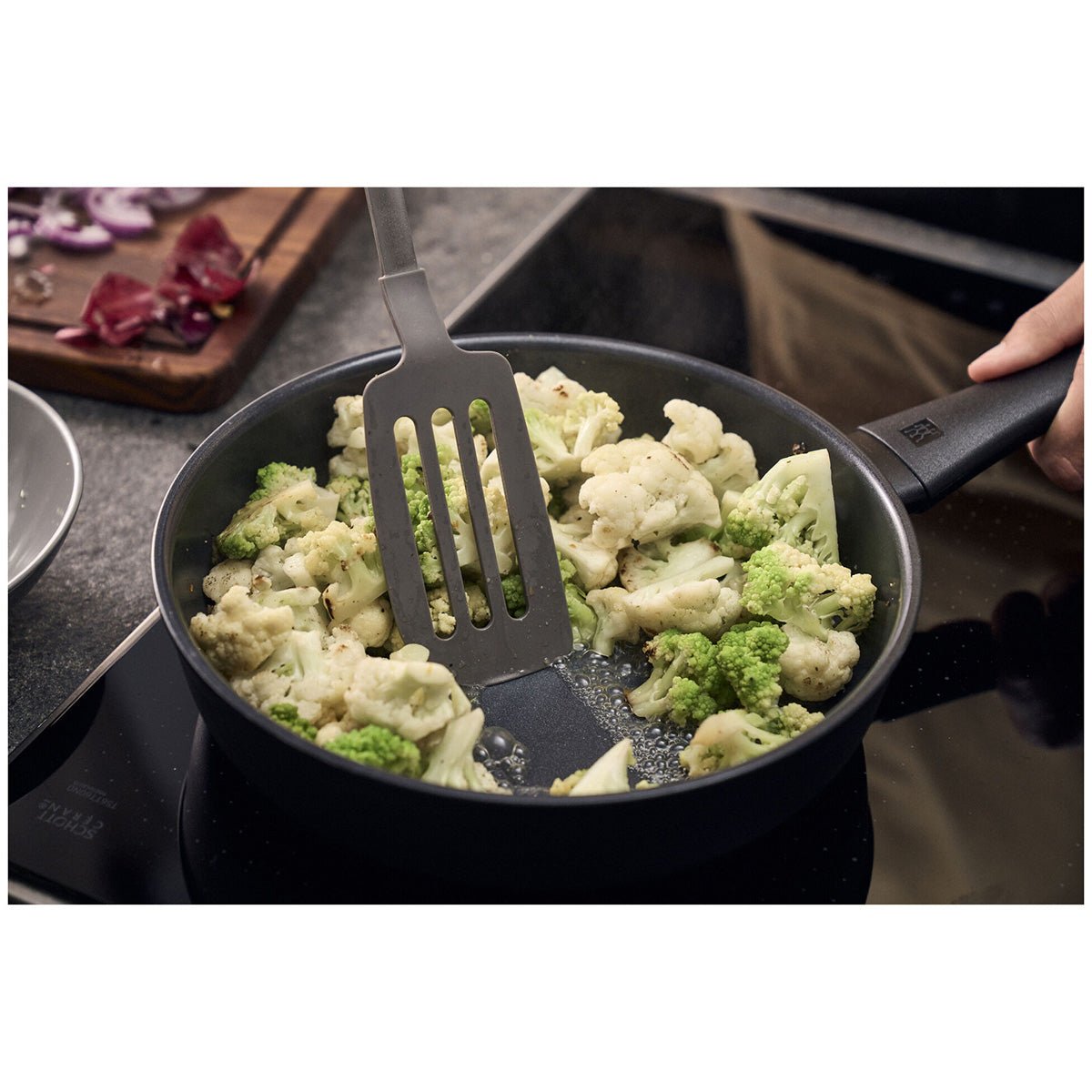 Sautepanne, 28 cm, Aluminium, Titanforsterket Keramisk Nonstick - belegg - ZWILLING MADURA PLUSS - STEKEPANNE - Me & Max AS