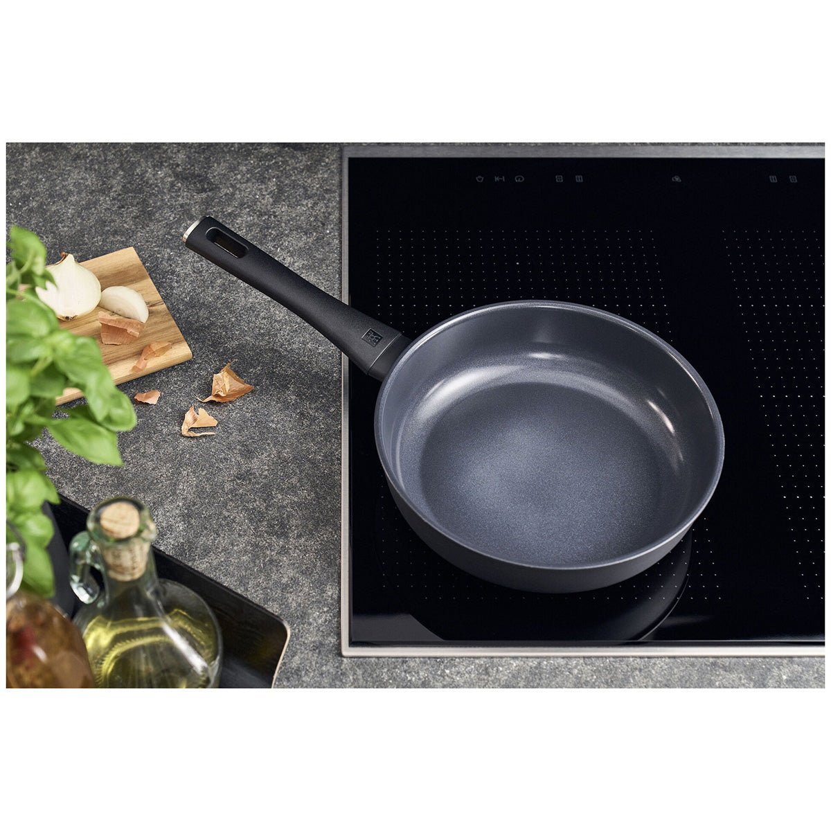 Sautepanne, 28 cm, Aluminium, Titanforsterket Keramisk Nonstick - belegg - ZWILLING MADURA PLUSS - STEKEPANNE - Me & Max AS