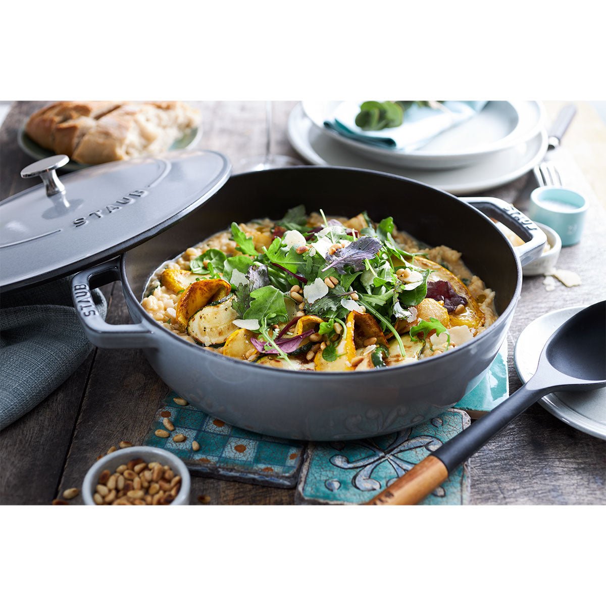 Sautepanne Chistera 24 cm / 2,4l, rund, Grafitgrå, støpejern - STAUB 🇫🇷 - GRYTE - Me & Max AS