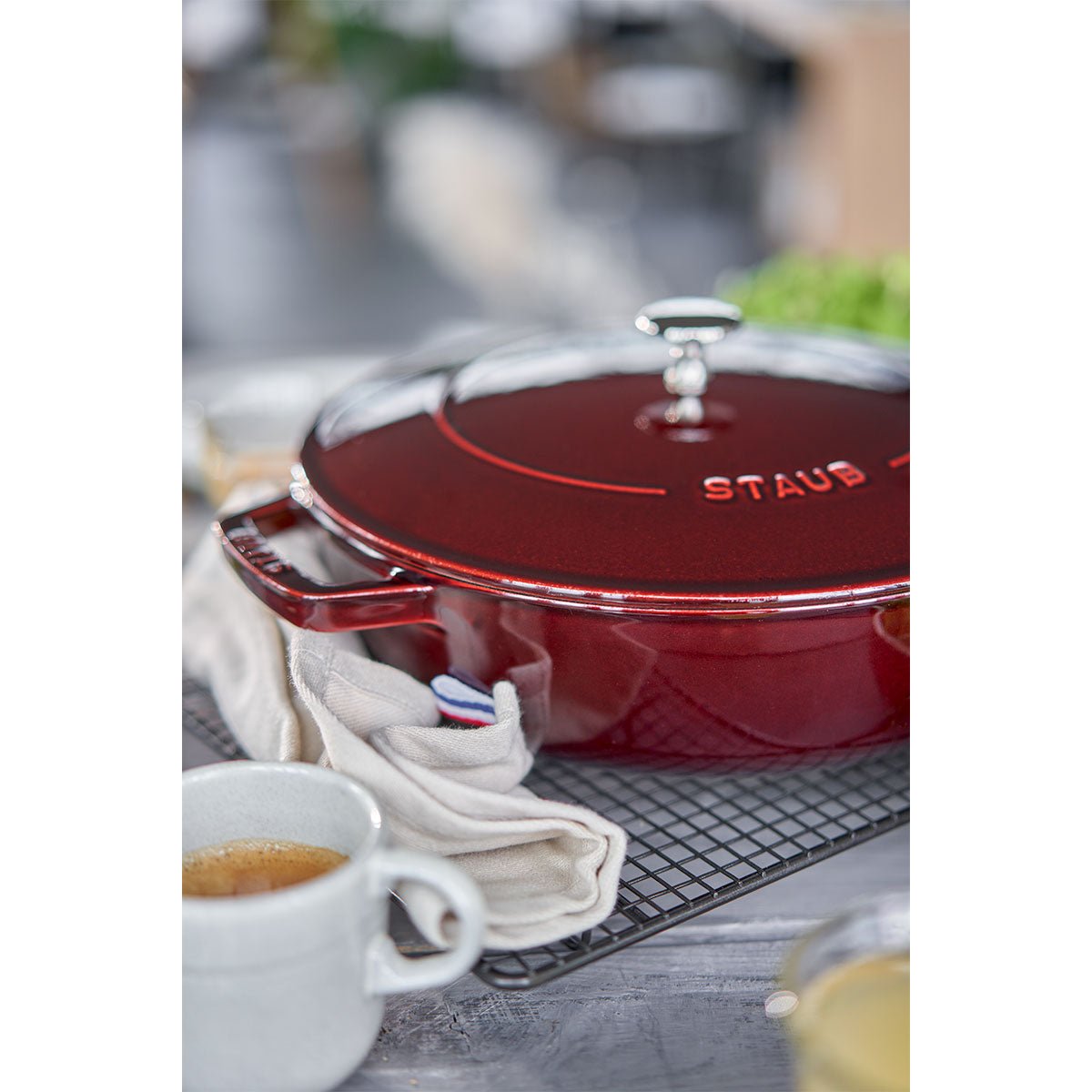 Sautepanne Chistera 24 cm / 2,4l, rund, Grenadine, støpejern - STAUB 🇫🇷 - GRYTE - Me & Max AS