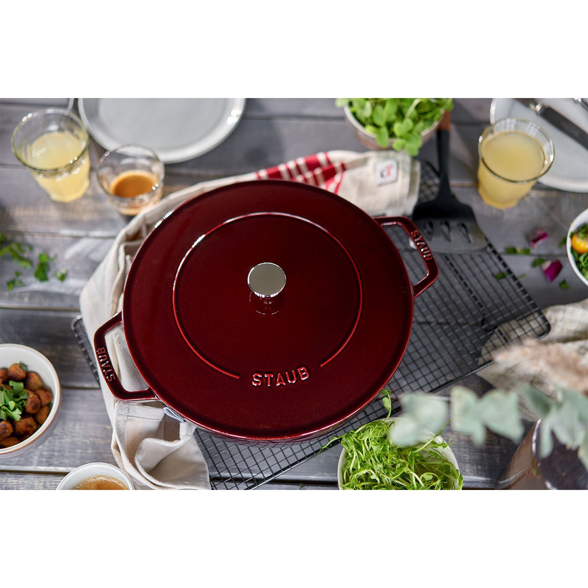 Sautepanne Chistera 24 cm / 2,4l, rund, Grenadine, støpejern - STAUB 🇫🇷 - GRYTE - Me & Max AS