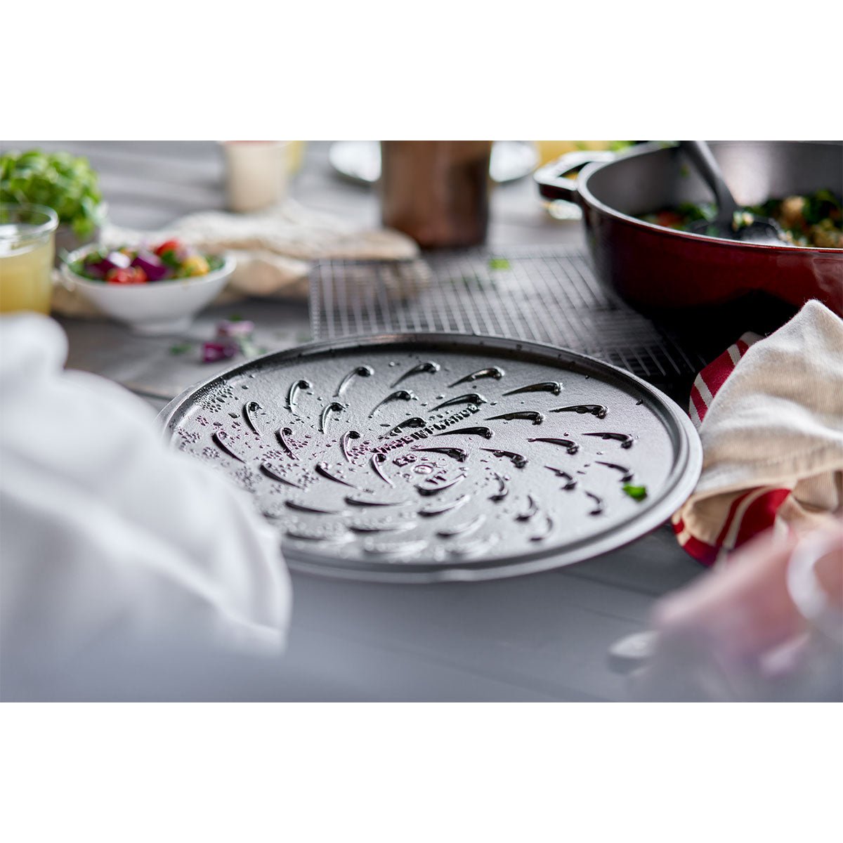 Sautepanne Chistera 24 cm / 2,4l, rund, Grenadine, støpejern - STAUB 🇫🇷 - GRYTE - Me & Max AS