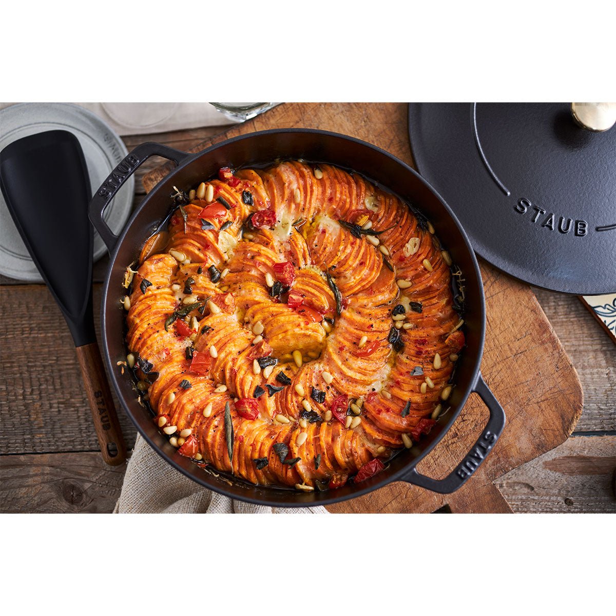 Sautepanne Chistera 24 cm / 2,4l, rund, Svart, støpejern - STAUB 🇫🇷 - GRYTE - Me & Max AS
