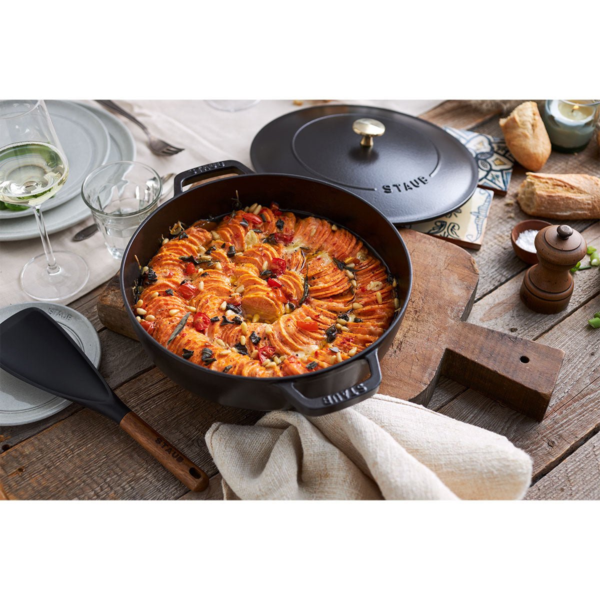 Sautepanne Chistera 24 cm / 2,4l, rund, Svart, støpejern - STAUB 🇫🇷 - GRYTE - Me & Max AS