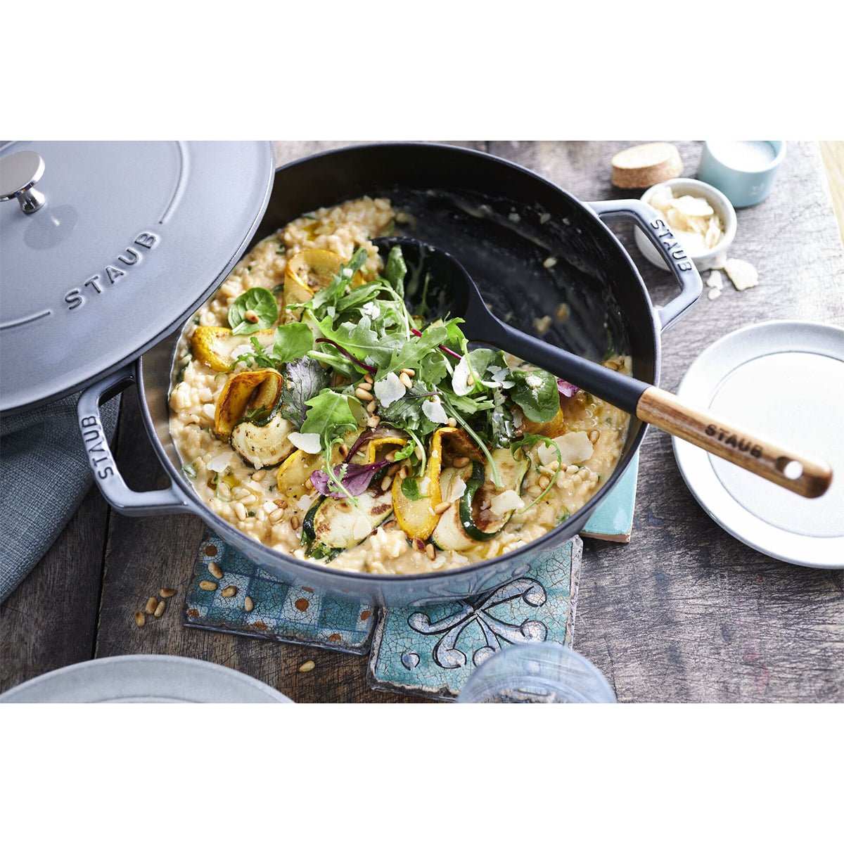 Serveringsskje i silikon (31cm), sort - STAUB KJØKKEN - KJØKKENYTSTYR - Me & Max AS