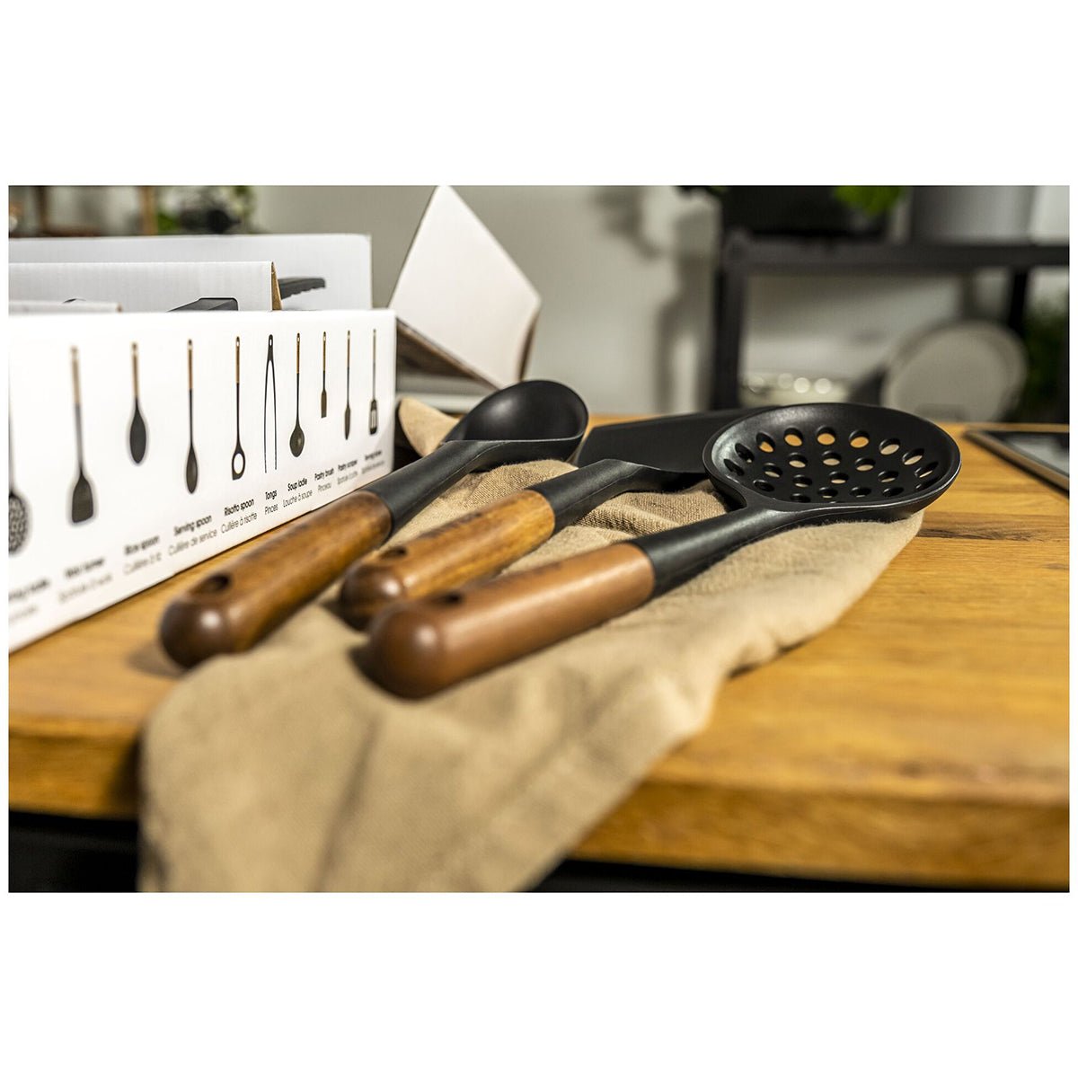 Serveringsskje i silikon (31cm), sort - STAUB KJØKKEN - KJØKKENYTSTYR - Me & Max AS