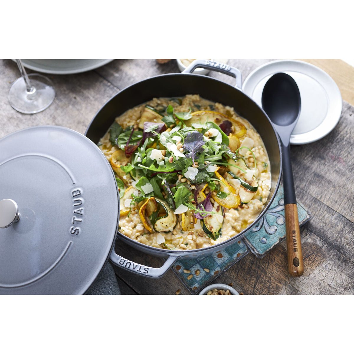 Serveringsskje i silikon (31cm), sort - STAUB KJØKKEN - KJØKKENYTSTYR - Me & Max AS