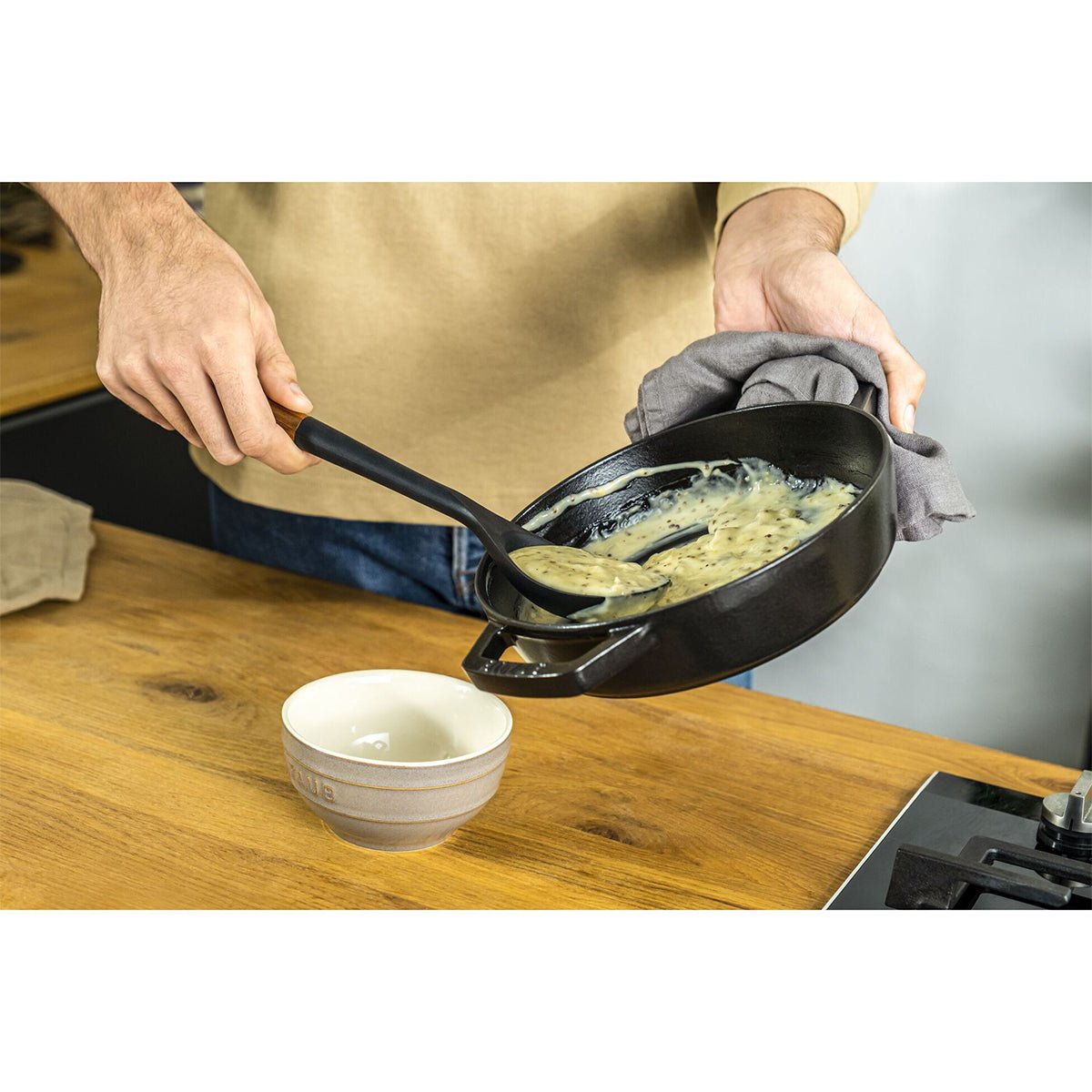 Serveringsskje i silikon (31cm), sort - STAUB KJØKKEN - KJØKKENYTSTYR - Me & Max AS