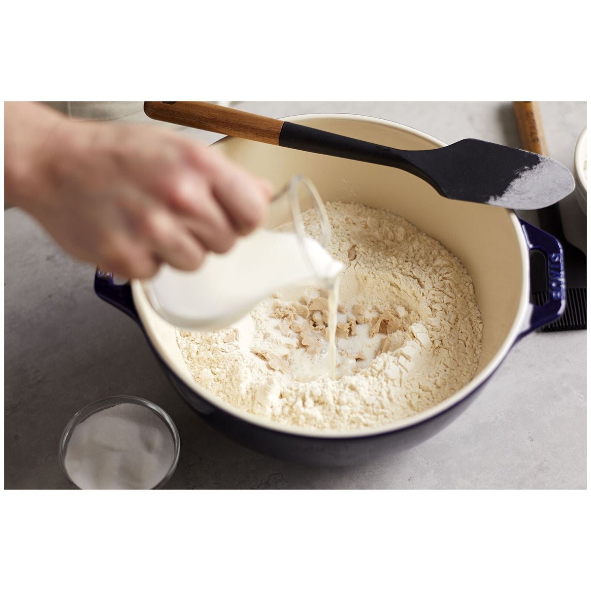 Slikkepott i silikon (30cm), sort - STAUB KJØKKEN - KJØKKENYTSTYR - Me & Max AS