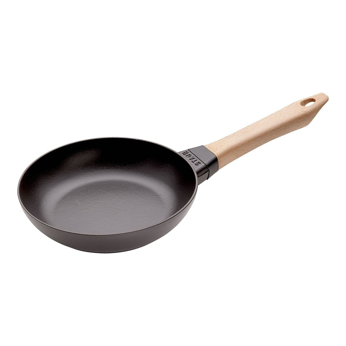 Stekepanne 20cm, svart, støpejern, trehåndtak - STAUB 🇫🇷 - STEKEPANNE - Me & Max AS