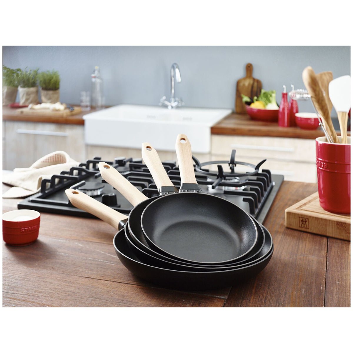 Stekepanne 20cm, svart, støpejern, trehåndtak - STAUB 🇫🇷 - STEKEPANNE - Me & Max AS