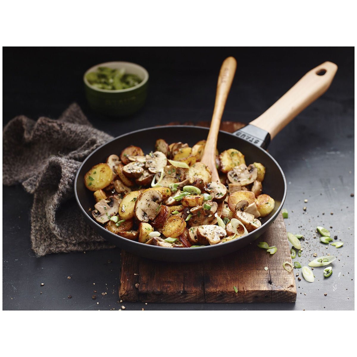 Stekepanne 24cm, svart, støpejern, trehåndtak - STAUB 🇫🇷 - STEKEPANNE - Me & Max AS