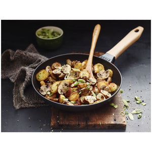 Stekepanne 24cm, svart, støpejern, trehåndtak - STAUB 🇫🇷 - STEKEPANNE - Me & Max AS