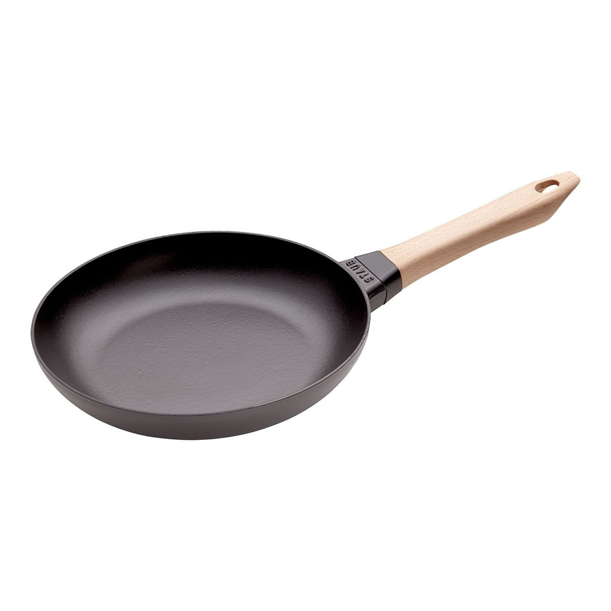 Stekepanne 24cm, svart, støpejern, trehåndtak - STAUB 🇫🇷 - STEKEPANNE - Me & Max AS